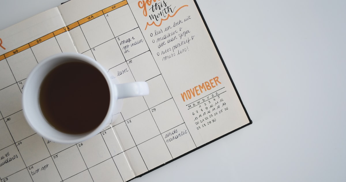 Kalender och planering av semesterdagar på ett skrivbord